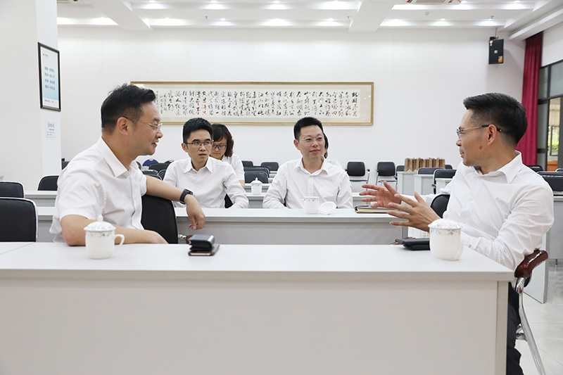 图：徐董与工商银行领导亲切友好交流